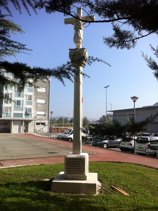 Instalacion del crucero en homenaje a la Guardia Civil de Pontevedra